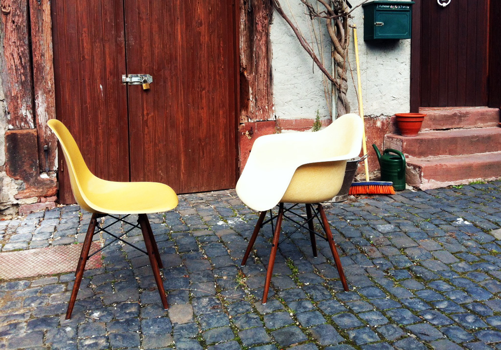 Eames Chairs im Hof