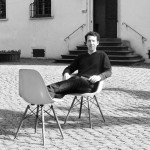 Joerg Astheimer mit Eames Chairs